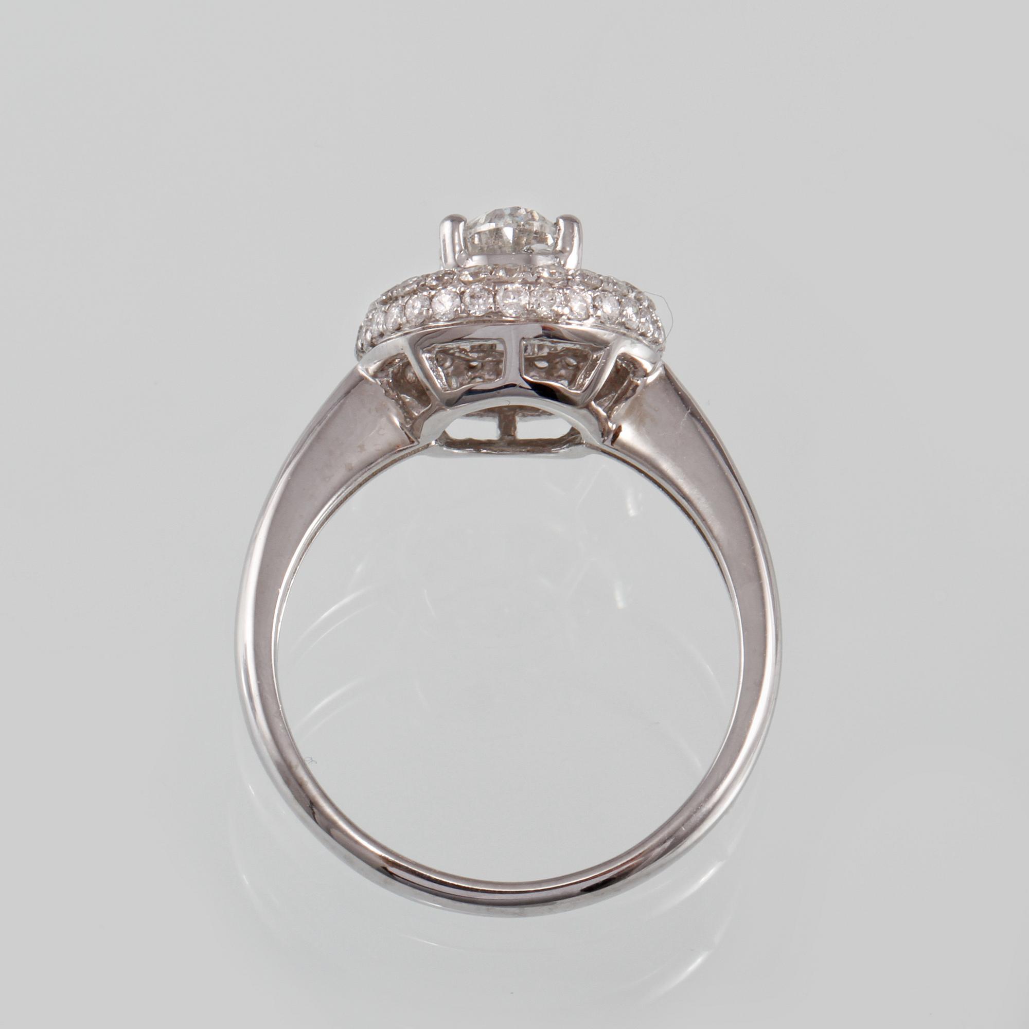 RING, 18K vitguld med briljantslipade diamanter ca 0.48 ct samt ovalslipad diamant ca 0.87 ct. Vikt 4,3 gram.