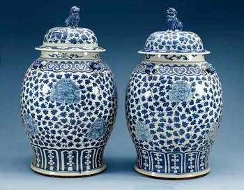 1545. PRAKTURNOR med LOCK, porslin. Qing dynastin, 1800-tal.