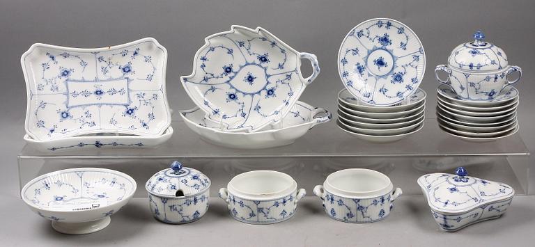 TE- OCH KAFFESERVIS, 47 delar, porslin, "Musselmalet", Royal Copenhagen.