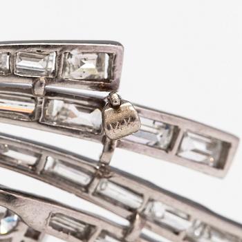 A platinum brooch with diamonds ca. 5.00 ct in total.