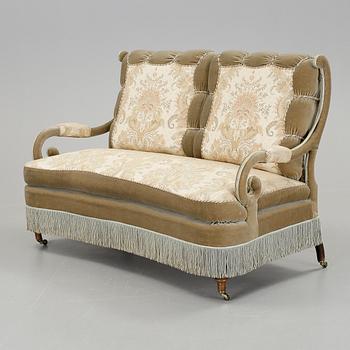 SOFFA, Oscariansk, sk. tapetserarstil. 1800-talets andra hälft.