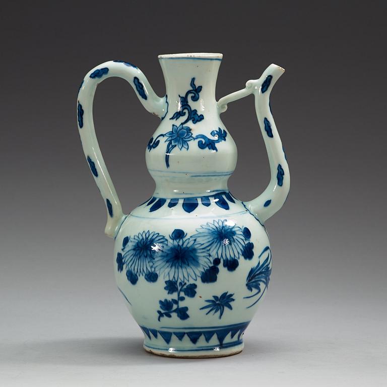 A blue and white ewer, Ming dynasty (1368-1644).