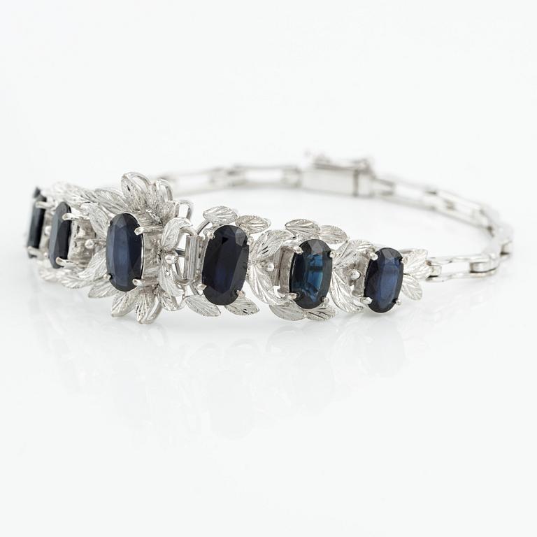 Bracelet, 18K white gold with dark sapphires.