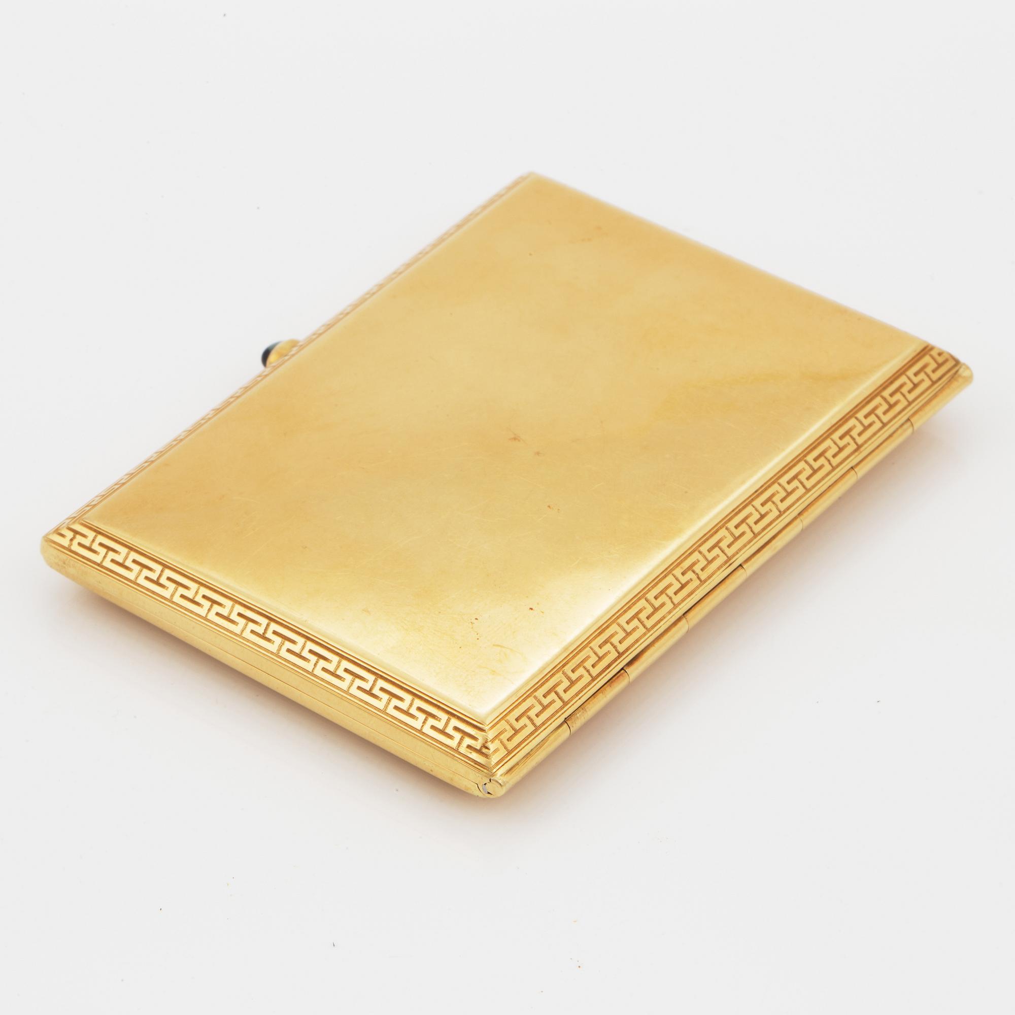 An 18K gold cigarette box.