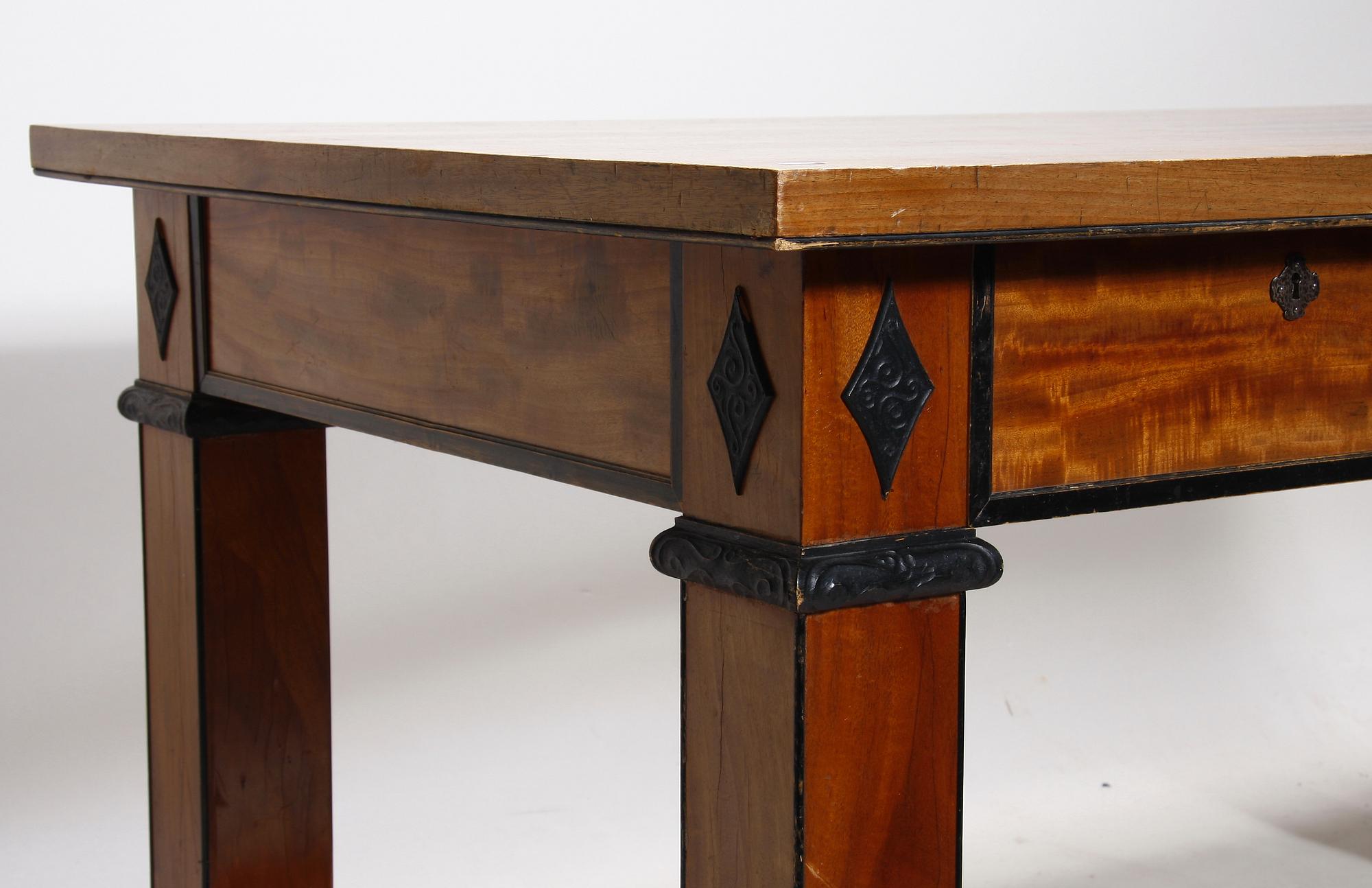 SKRIVBORD samt KARMSTOL, senjugend, 1910/20-tal.