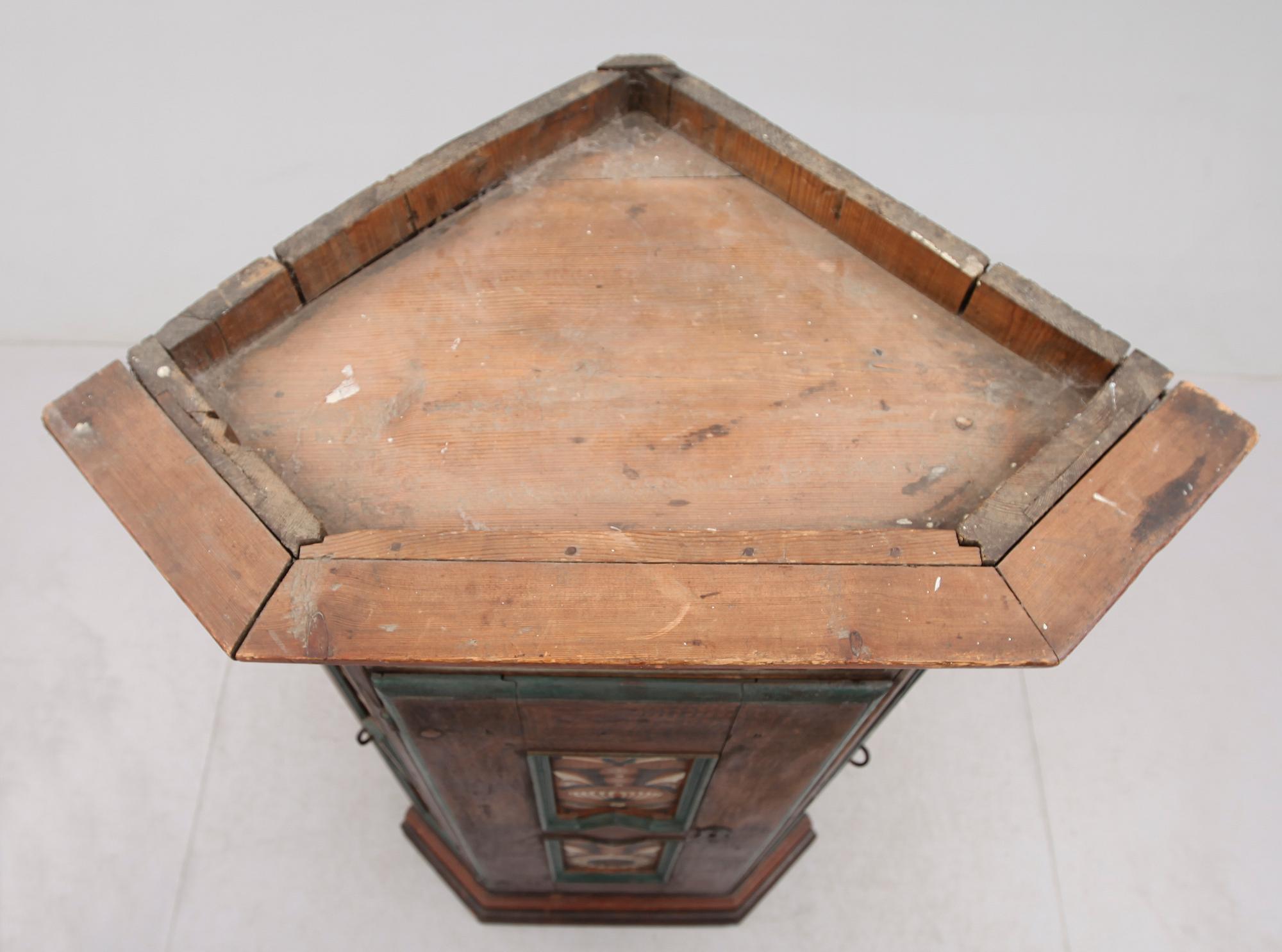 HÖRNSKÅP, allmoge, 1700-tal.