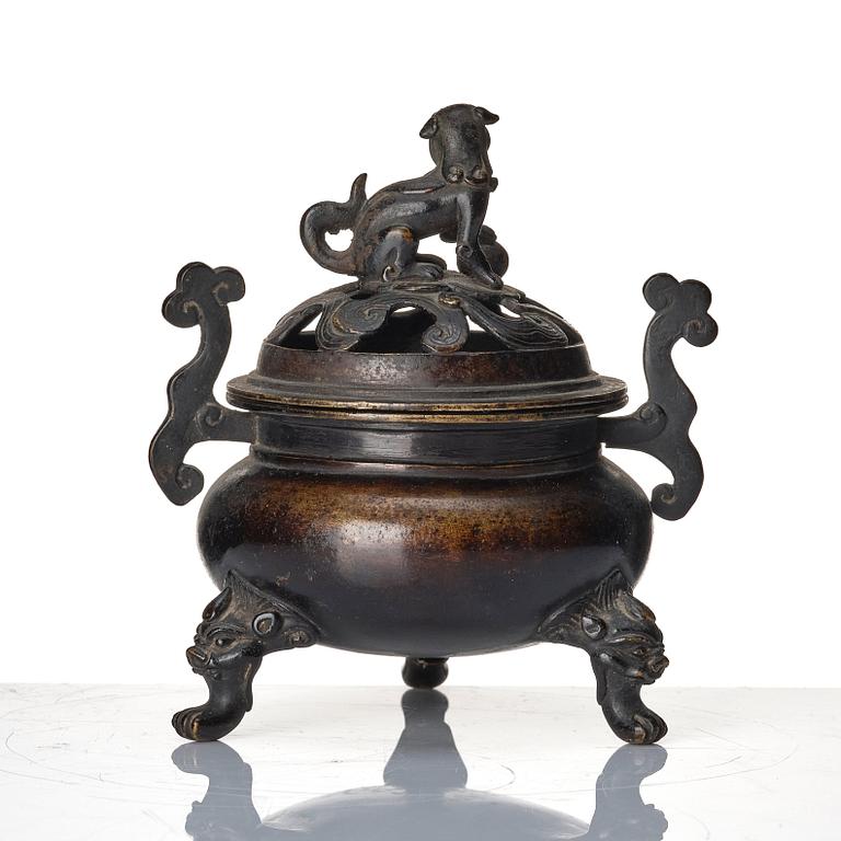 A bronze censer with cover, Japan, 18th century.