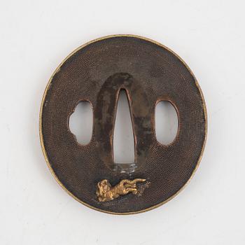 Tsuba, fyra stycken i kiri-box, järn och brons, 1700- och 1800-tal.