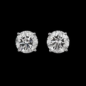 1049. ÖRHÄNGEN med diamanter tot. 2.60 ct. Kvalité F/VVS2, very good cut.