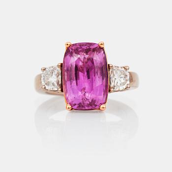 RING med kuddslipad obehandlad rosa ceylonsafir 8.74 ct samt halvmåneslipade diamanter totalt ca 0.50 ct/st.