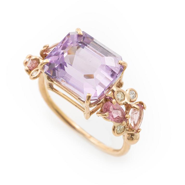 Ring, Mandelstam, 18K gold with kunzite, brilliant-cut diamonds and tourmalines.