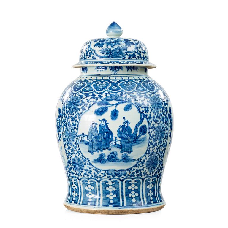 A blue and white jar with cover, Qing dynasty, 19th Century.