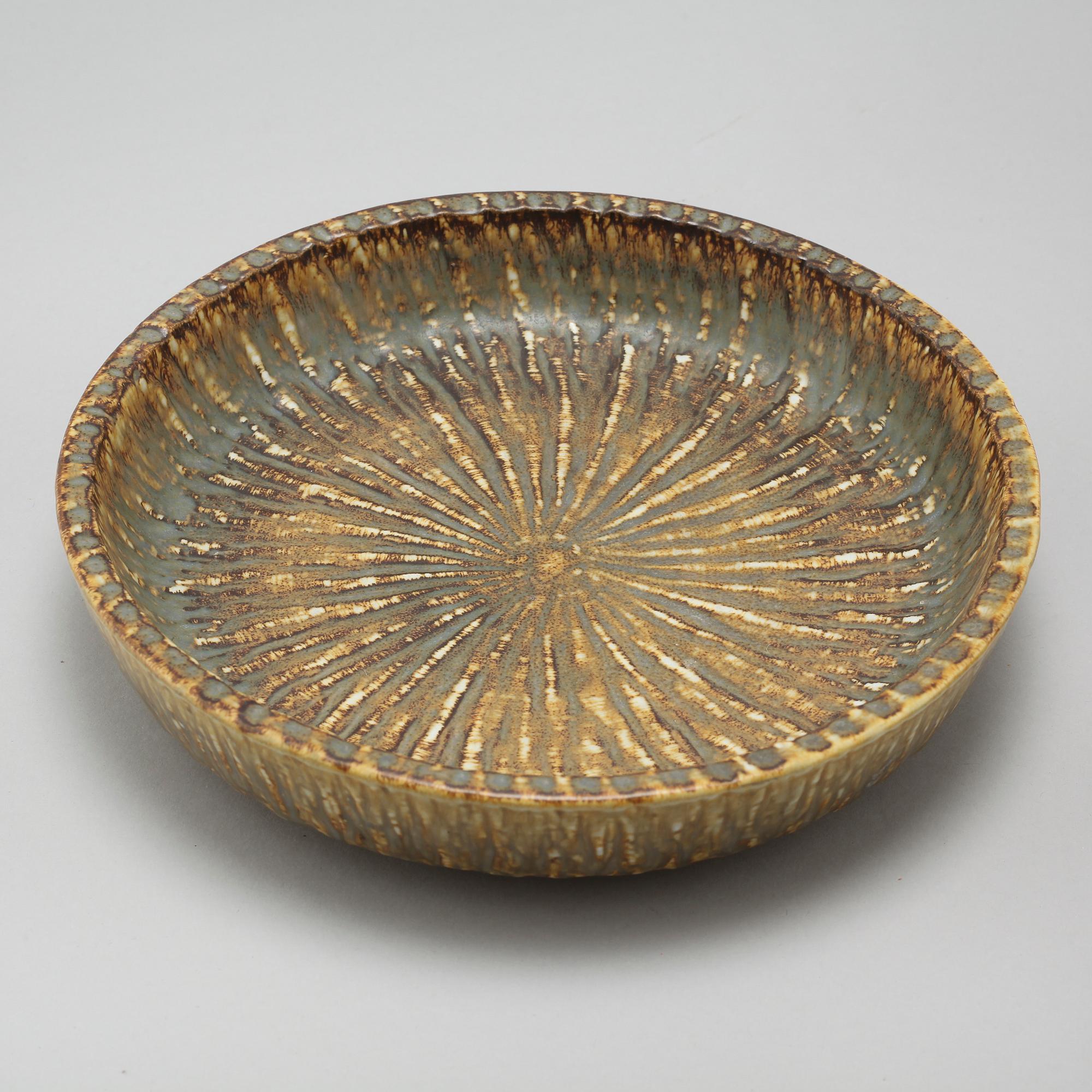 Two dishes, one bowl and one pot, designed by Gunnar Nylund for Rörstrand, 1950/60s.