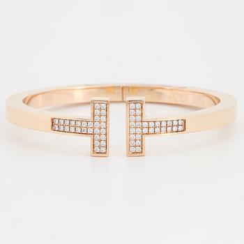 A Tiffany bracelet "T" in 18K rose gold set with round brilliant-cut diamonds.