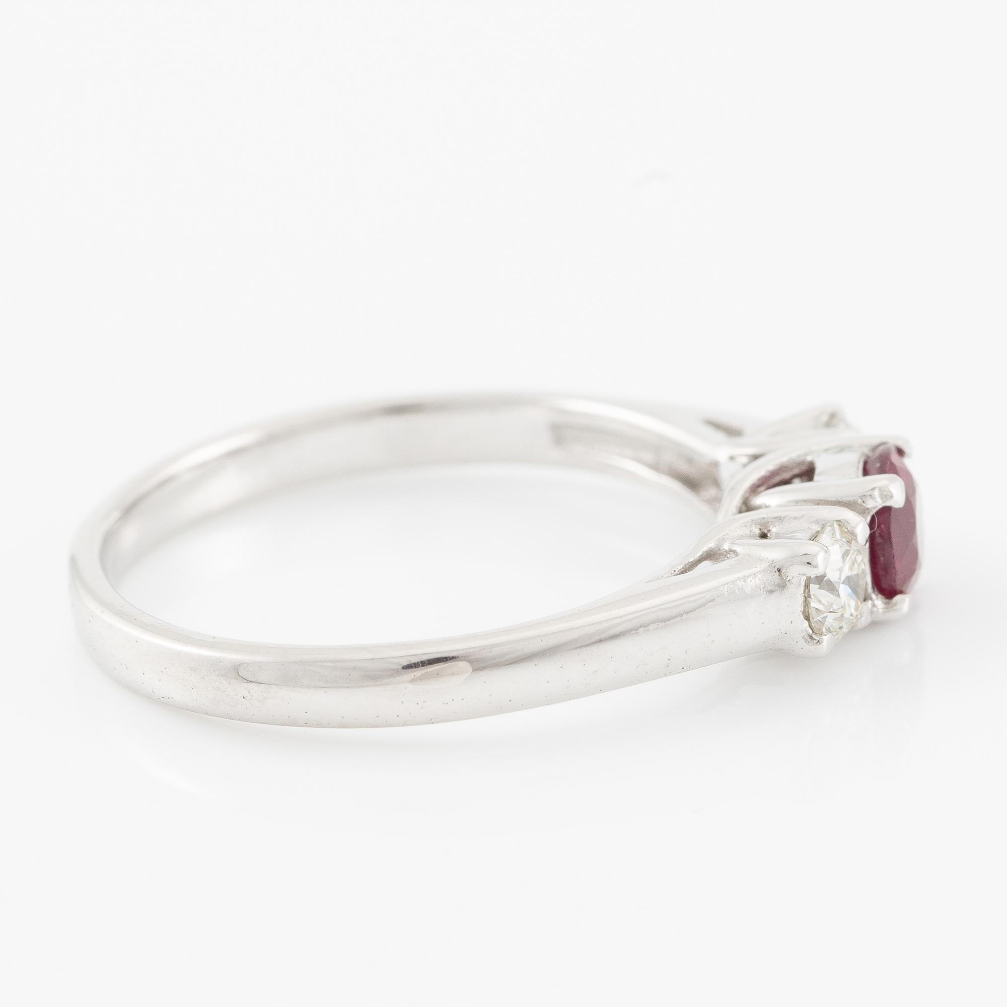 Ring 14K vitguld med rubin och briljantslipade diamanter.