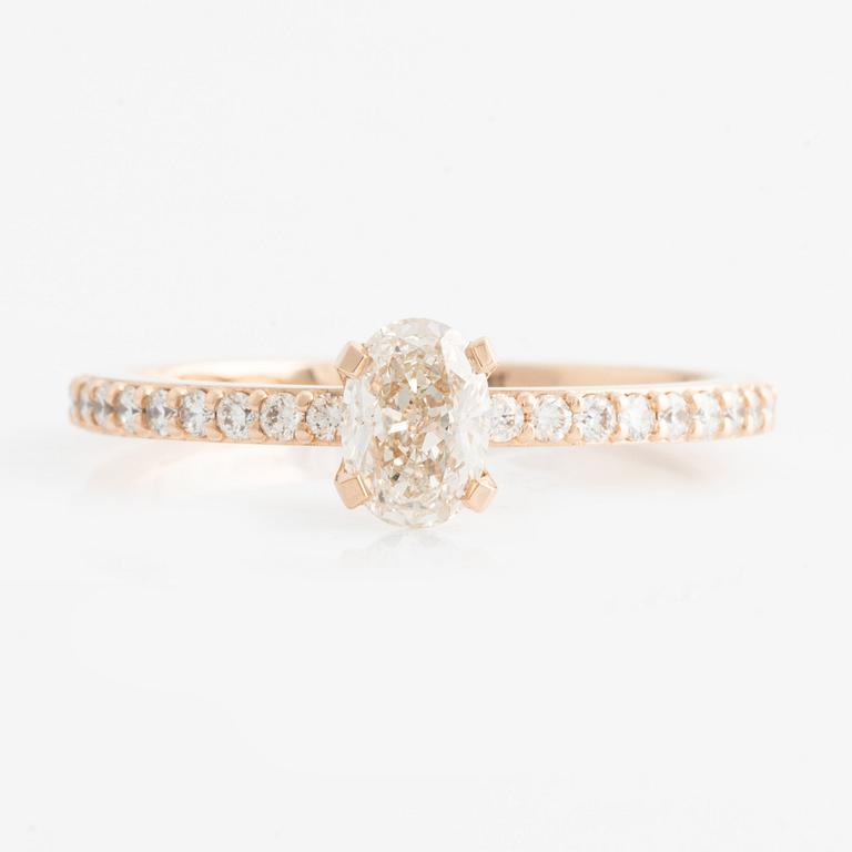 Ring in 14K gold with an oval brilliant-cut diamond.