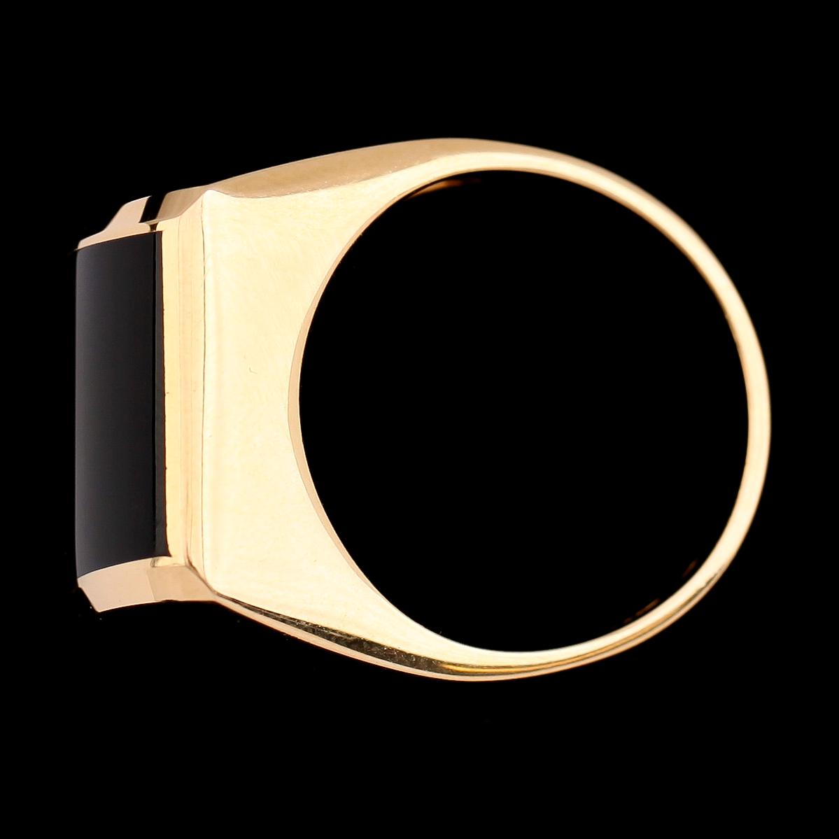 KLACKRING, 18 k guld med svart sten. Total vikt ca 17 gram.