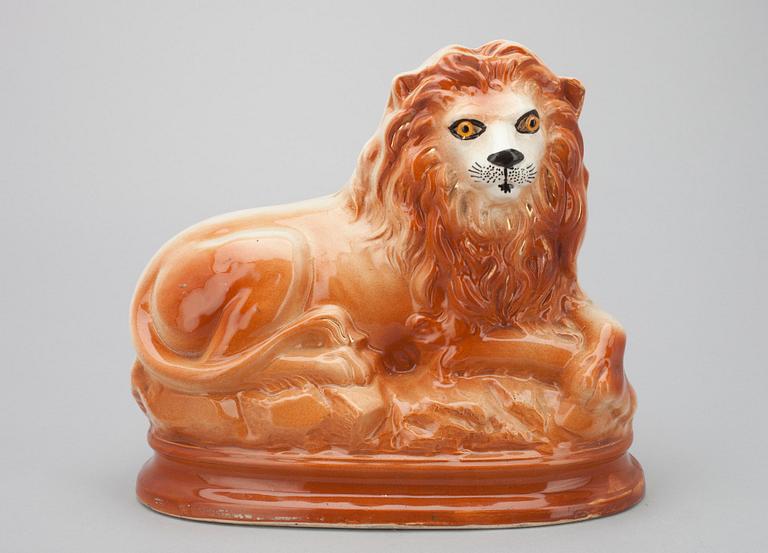 LEJONFIGURIN, stengods, "Staffordshire lion", England, 1800-talets slut.