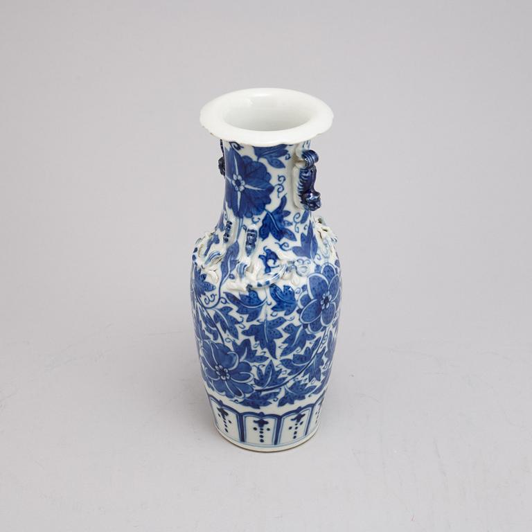 A Chinese blue and white porcelain vase, Qing dynasty, 19th century.