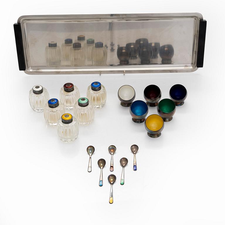 Suolakkoja pienillä lusikoilla 6 kpl ja sirottimia 6 kpl, lasia, hopeaa ja emalia. Tanska.