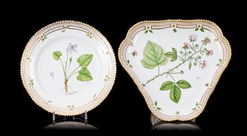 SKÅL PÅ FOT OCH ASSIETT, porslin, Flora Danica, Royal Copenhagen, 1900-tal.