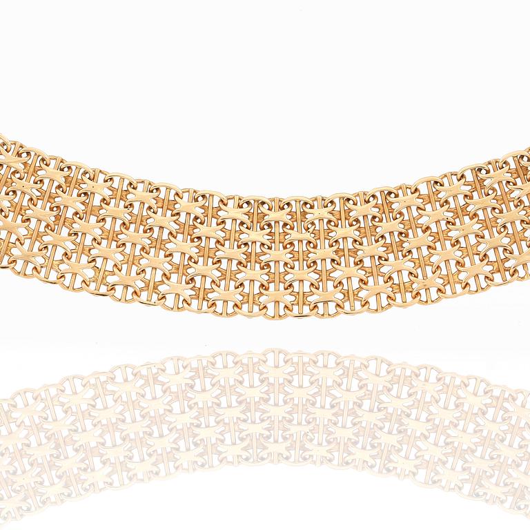 ARMBAND, 18k med 2 diamanter tot ca 0,4ct, Bröderna Hedens Guldsmeds AB, 1966. Vikt ca 23g.