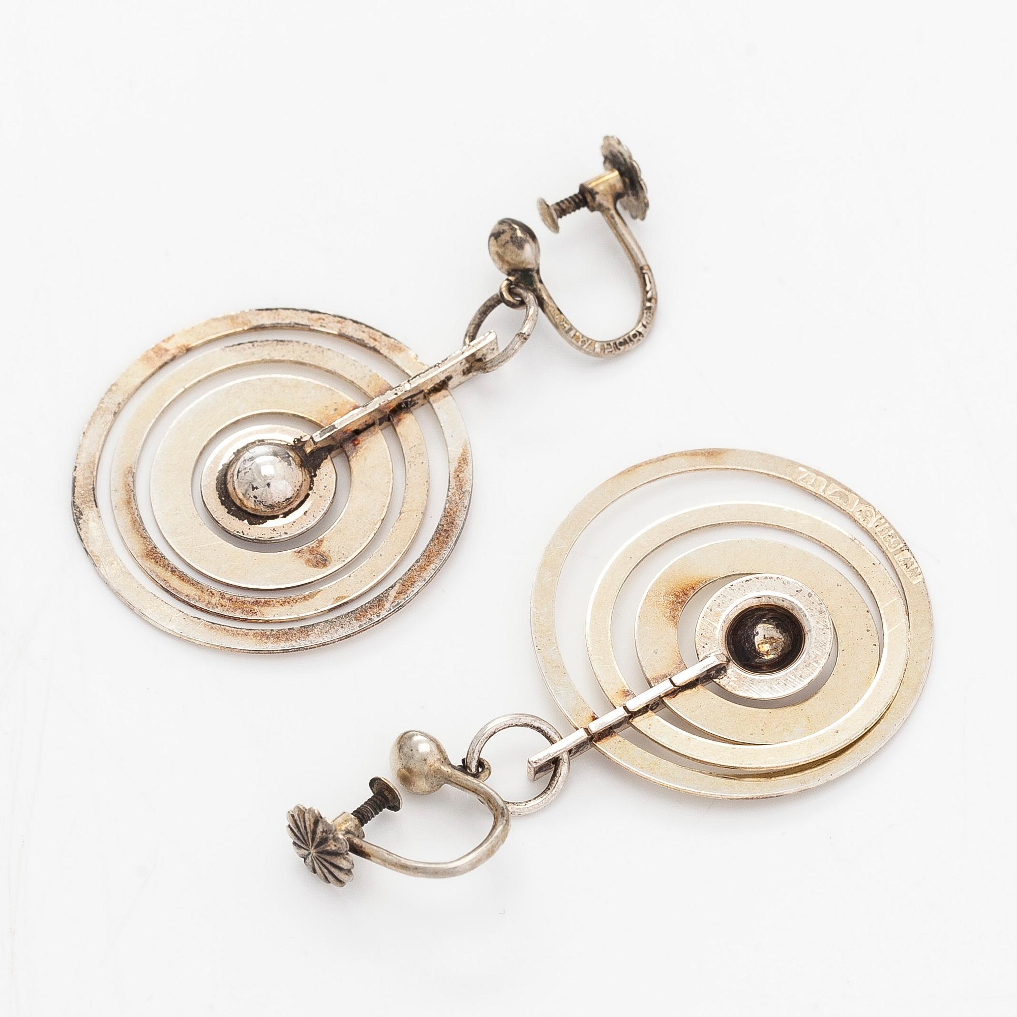 Tapio Wirkkala, örhängen "Silvermåne", sterlingsilver. Westerback, Helsingfors 1972.