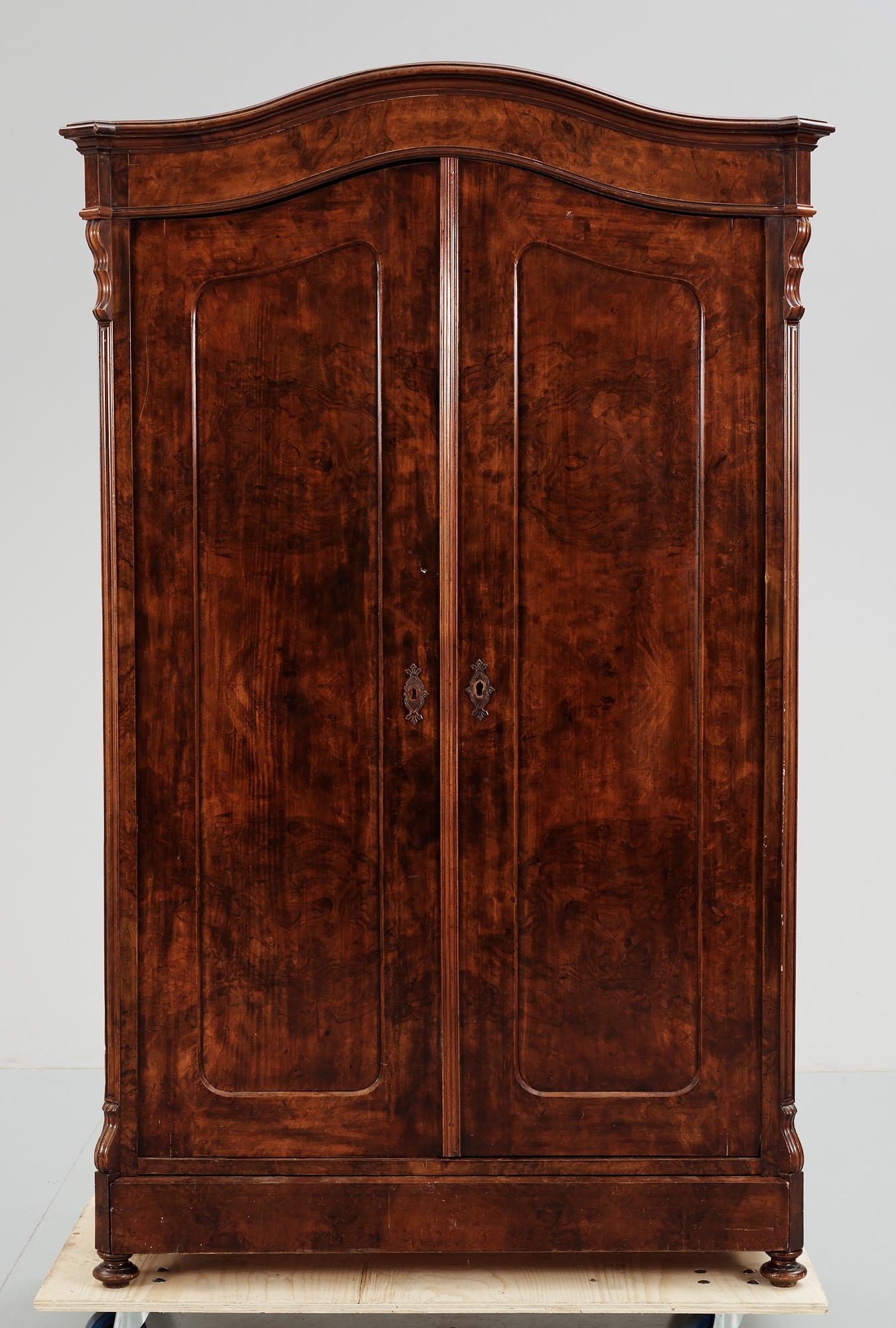 KLÄDSKÅP, nyrenässans, 1800-talets slut.