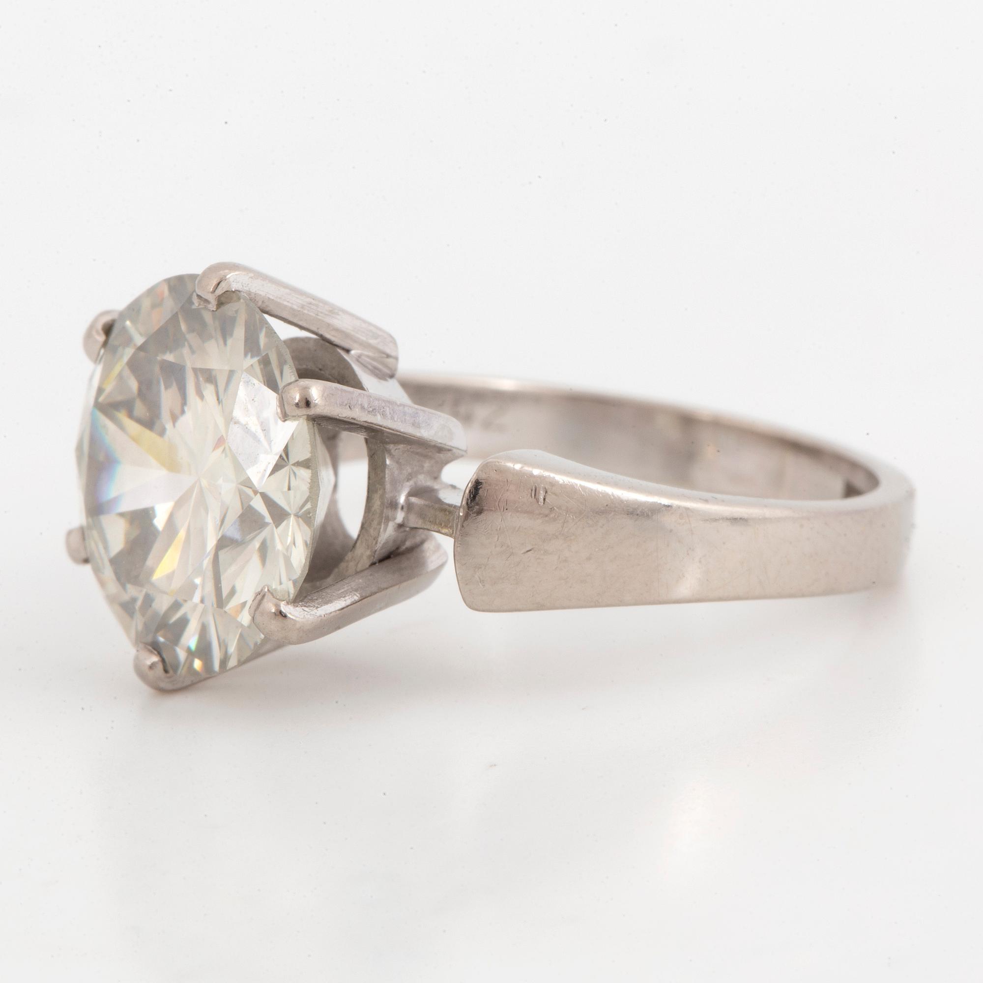 ENSTENSRING, med en briljantslipad diamant 5,42 ct.