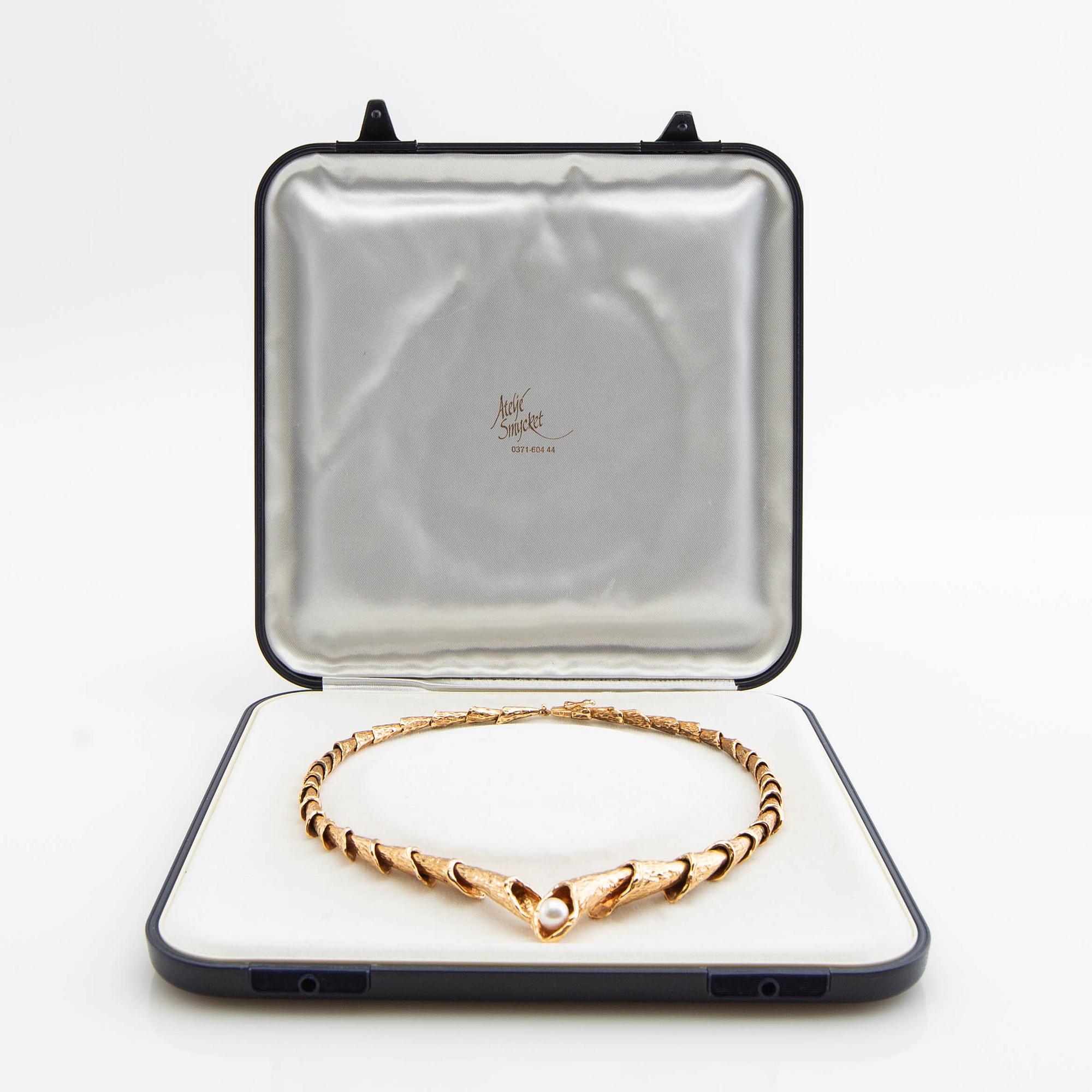 Necklace, 18K gold and pearl.