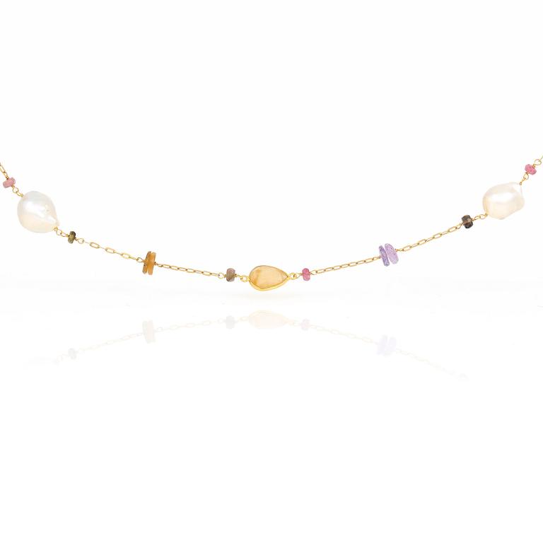 HALSBAND, förgyllt silver, barockformade sötvattenspärlor, ametister, rubiner, turmaliner och kvarts.
