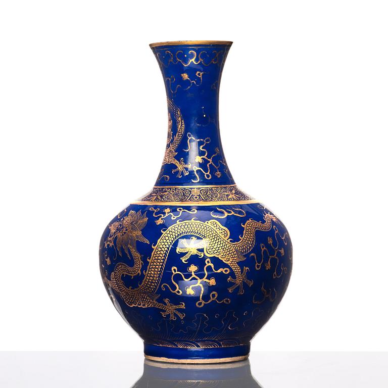 A Chinese blue glazed dragon vase, late Qing dynasty/early 20th Century.