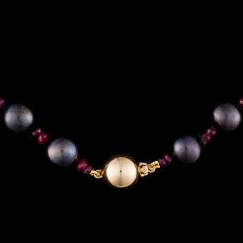 PÄRLCOLLIER, mörka odlade pärlor, rubiner, 14K guldlås.