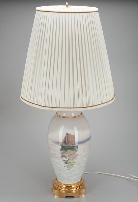 PÖYTÄVALAISIN, posliinia sekä kullattua messinkiä, Bing & Gröndahl, Tanska 1900-luvun alku.