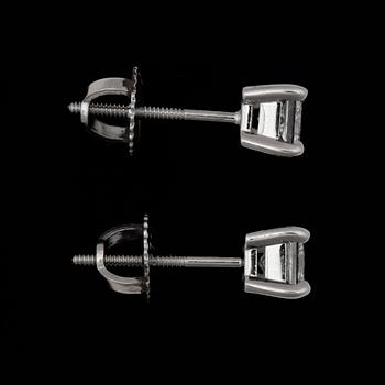 ÖRHÄNGEN, ett par, platina med princesslipade diamanter tot ca 0,80ct. 2000-tal. 2 Certifikat GIA medföljer.