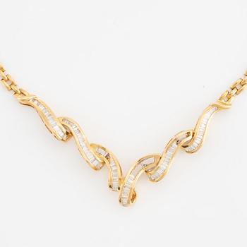 Collier, 18K guld med baguetteslipade diamanter.