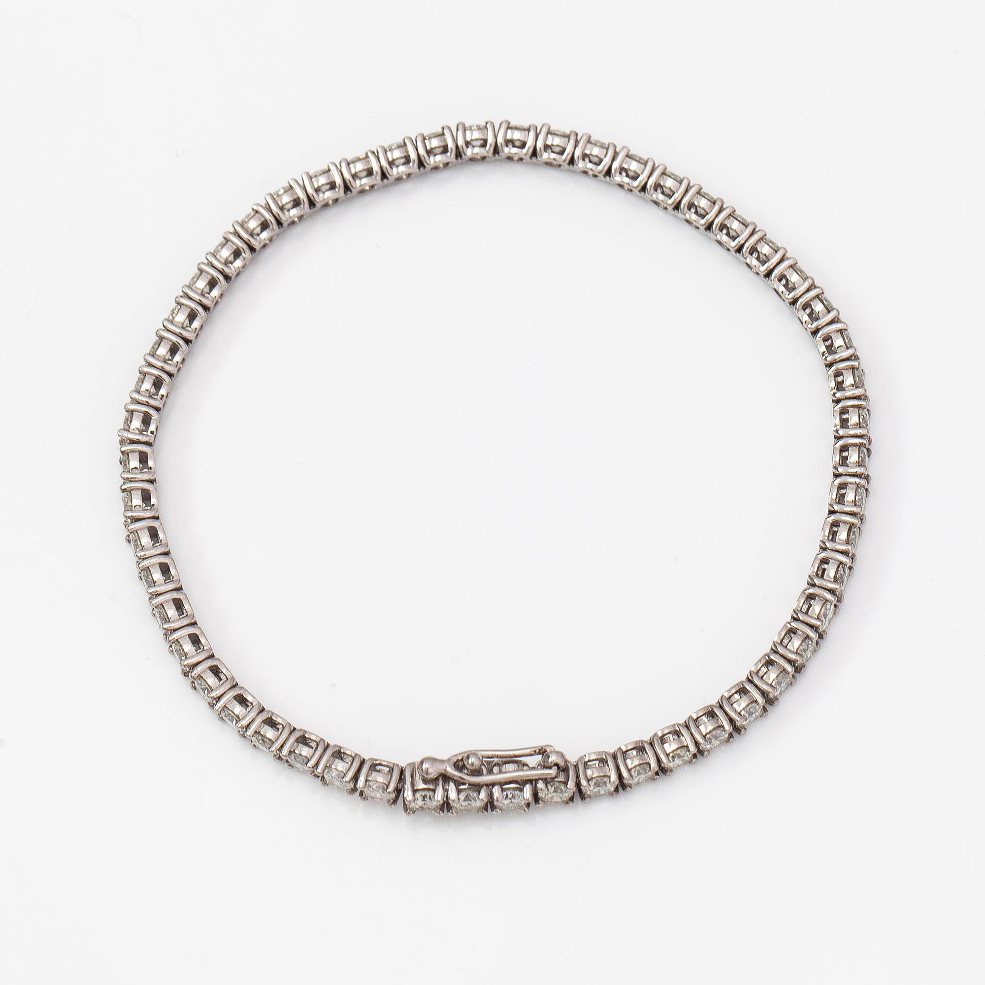 A 14K white gold tennis bracelet with diamonds ca. 5.20 ct in total. With AIG certificate.