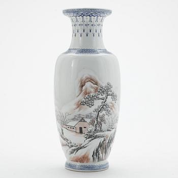 VAS, porslin. Kina, möjligen Republik, 1900-tal.