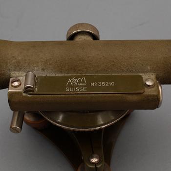 MÄTINSTRUMENT på tripod, 1900-talets mitt.