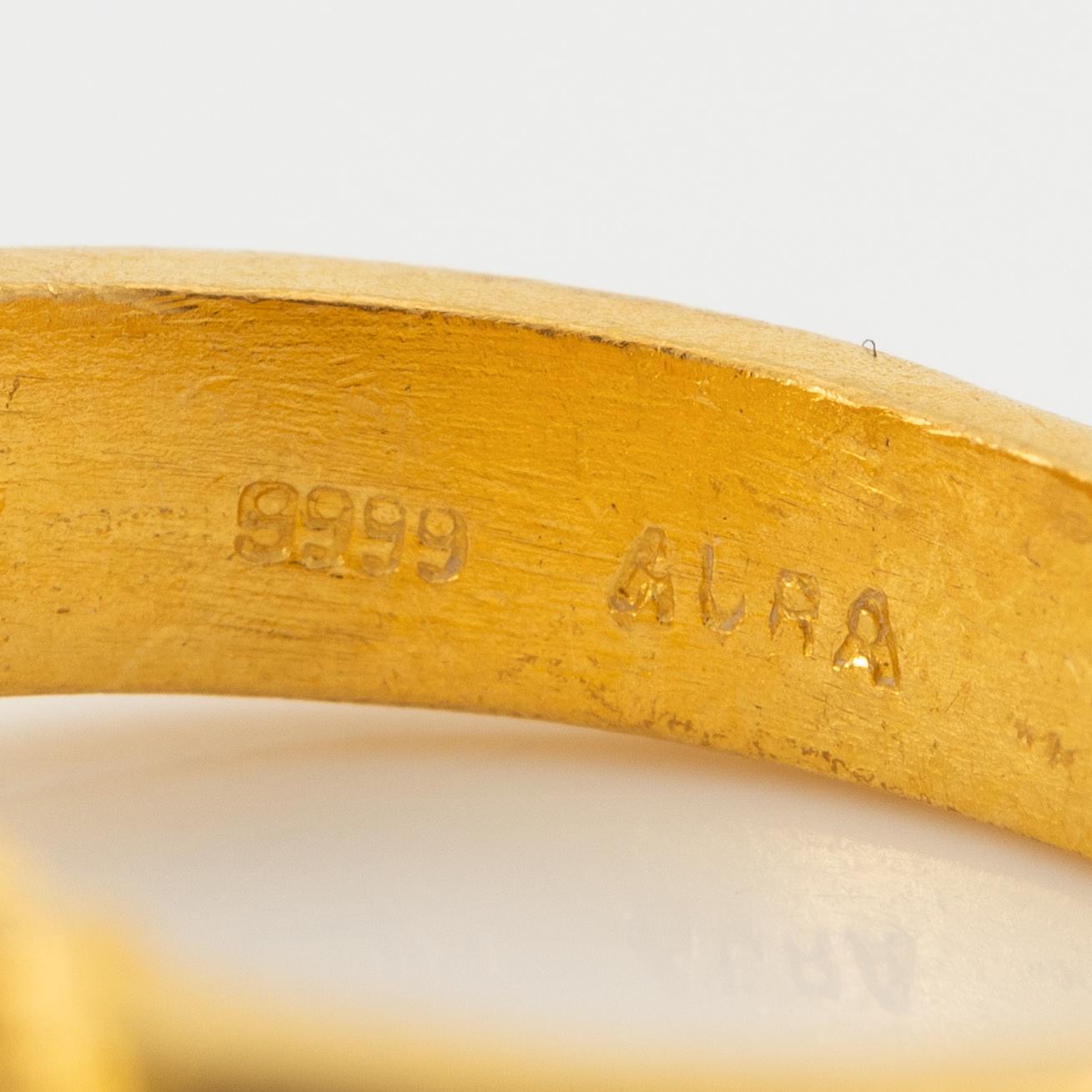 Garnityr av guldsmycken, en collier (14K), ett armband (18K), ett par örhängen (14K) och en ring (14K).