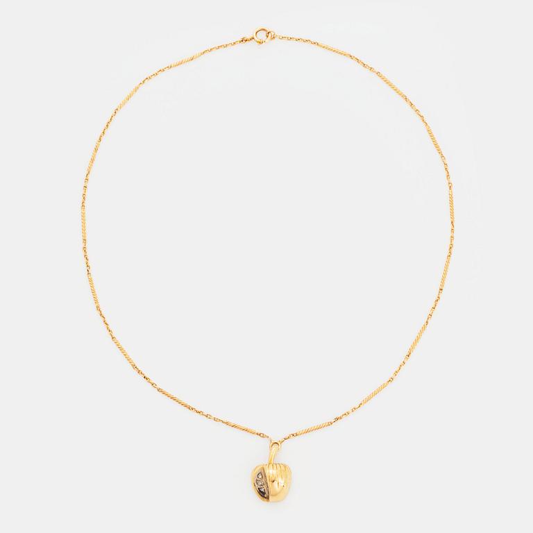 Hängsmycke 18K guld i form av ett äpple med gammalslipade diamanter.