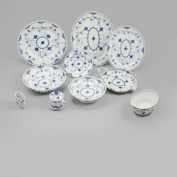 SERVISDELAR, 26 delar, porslin, "Musselmalet", Royal Copenhagen, 1900-talets andra hälft.