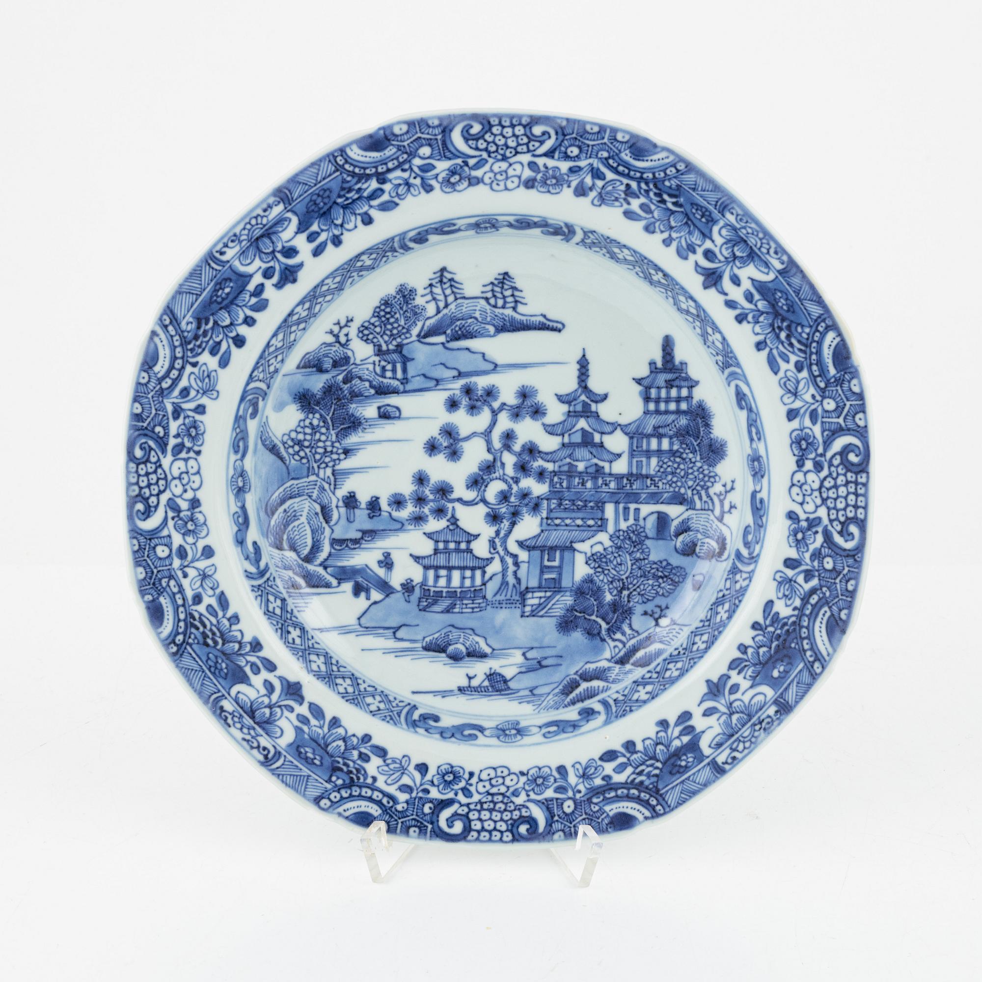 Servisdelar, porslin, 43 st, Kina, Qingdynastin, mestadels Qianlong (1735-95).