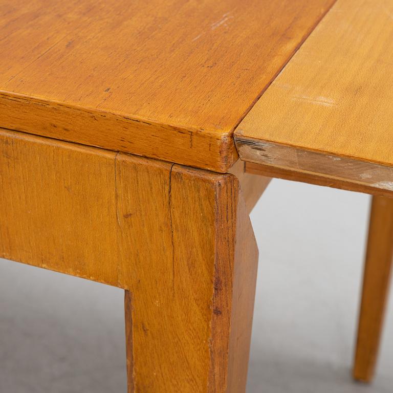 Axel Larsson, a Swedish Modern dining table, model "1524", Svenska Möbelfabrikerna Bodafors, 1940's.