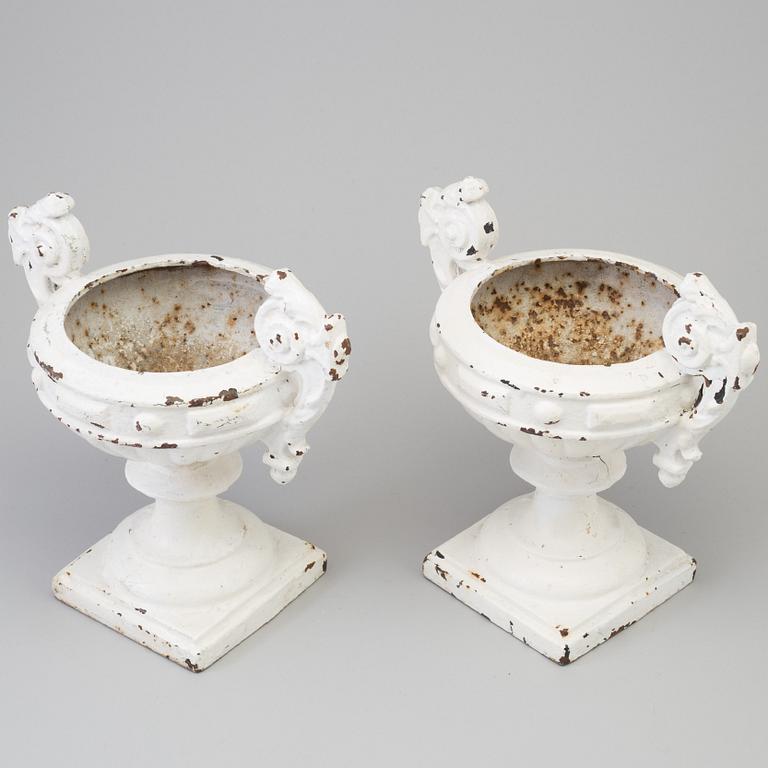 A pair of garden urns, early 20th century.