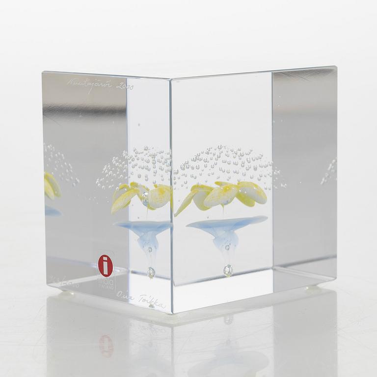 Oiva Toikka, an annual glass cube 2000, signed Oiva Toikka Nuutajärvi 2000, 963/2000.