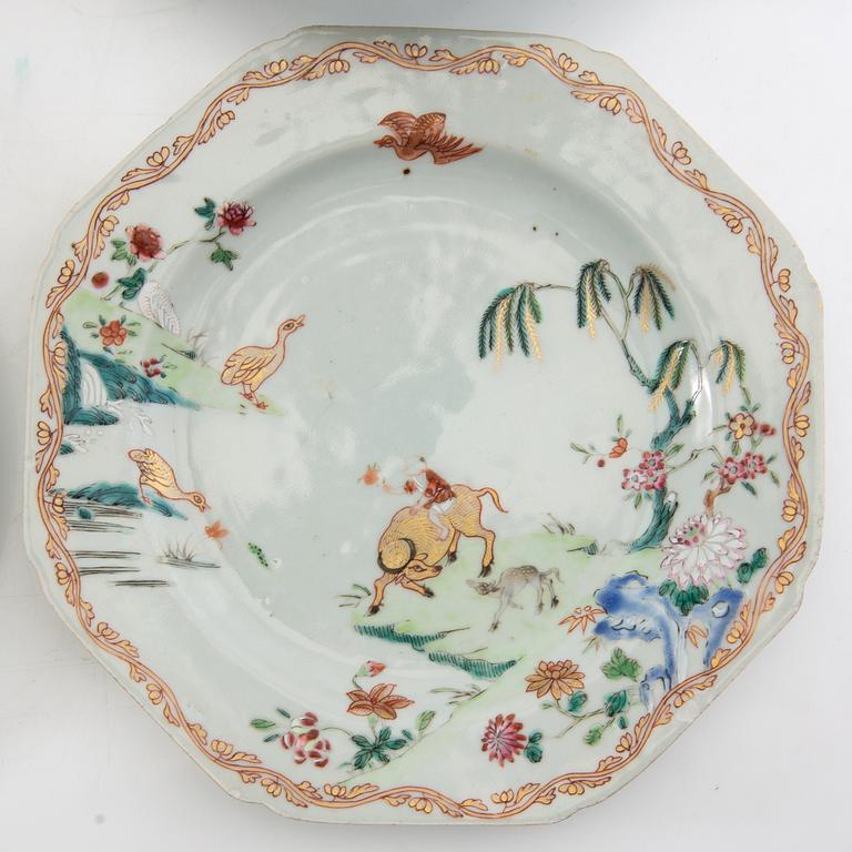 Plates 8 pcs and a serving dish similar China 18th century porcelain.
