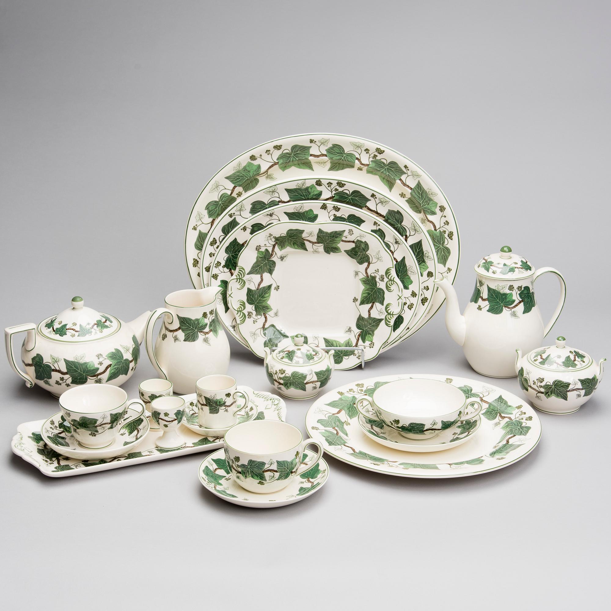 SERVIS, ca 144 delar, porslin, "Napoleon Ivy" Wedgwood 1900-talets senare hälft.