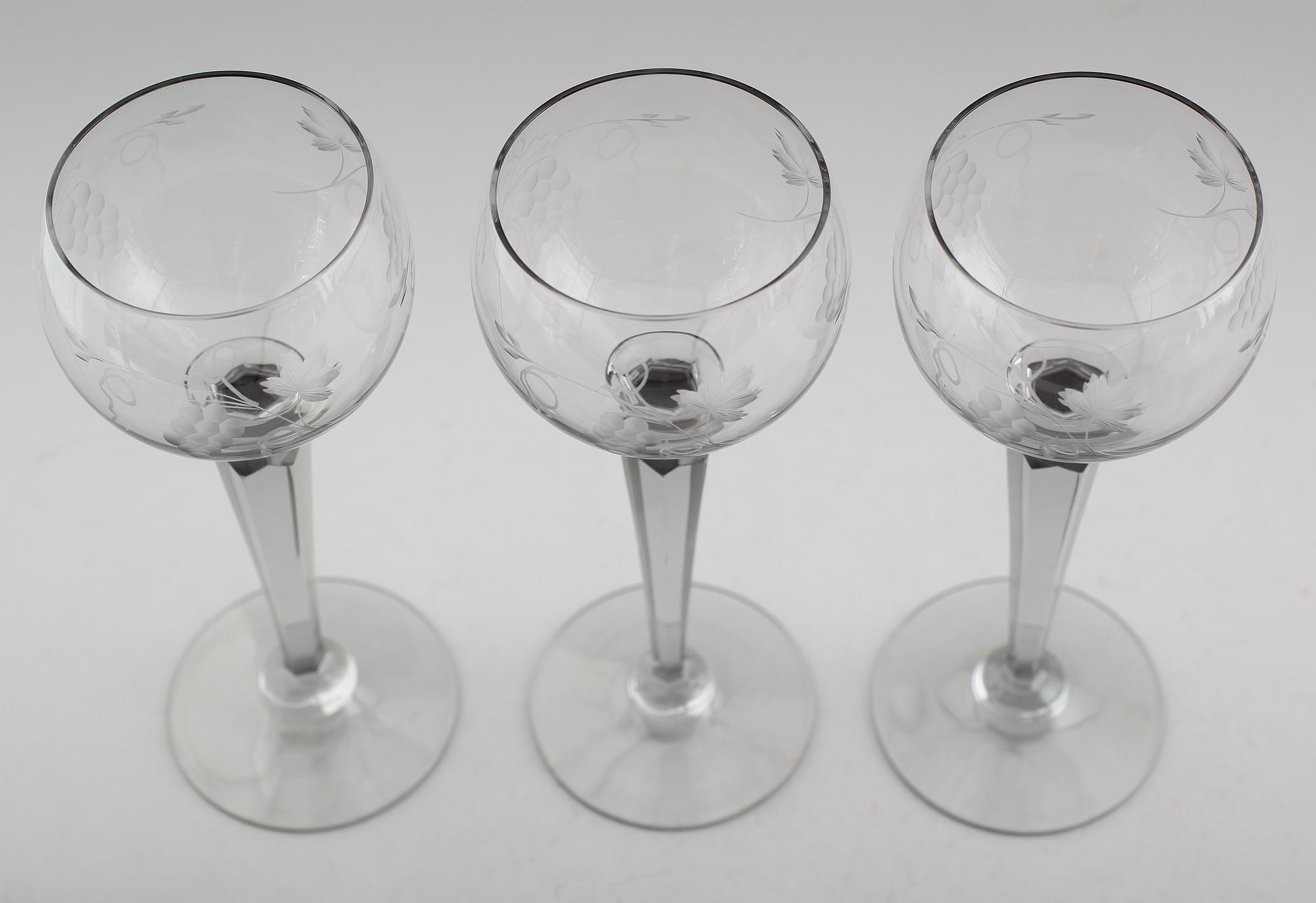 VITVINSGLAS, 12 st, röktonade, 1900-talets andra hälft.