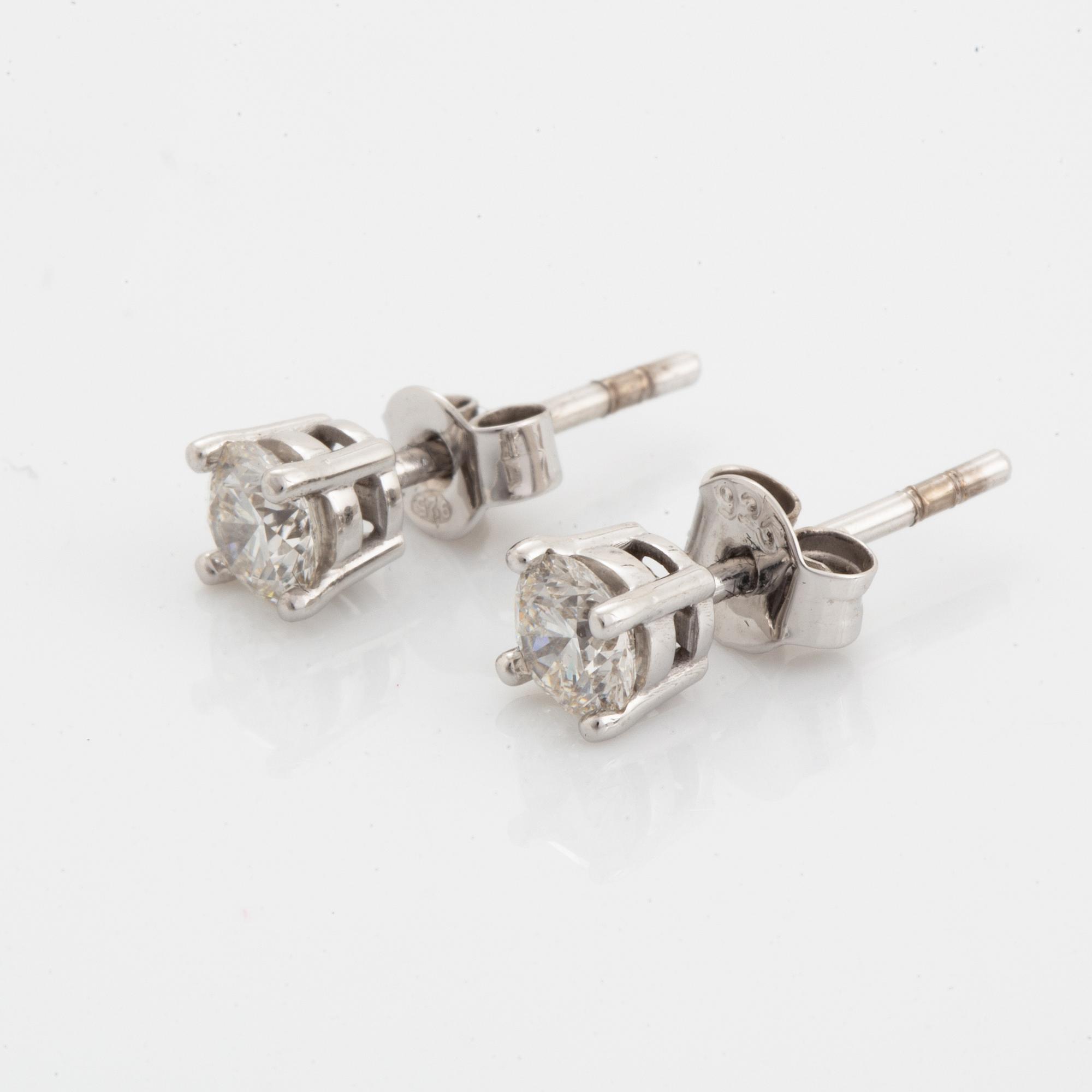 Brilliant-cut diamond stud earrings, total 0,60 ct, with GIA dossier.
